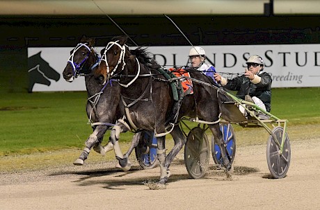 Just Wing It and Andre Poutama pounce on Delightful Deal on Friday night. PHOTO: Joel Gillan/Race Images.
