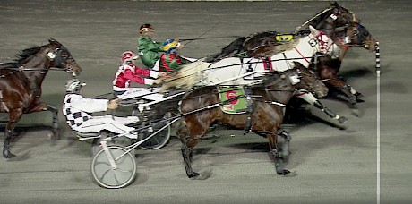 Bondi Shake, inner, just misses as he dashes up the passing lane at Redcliffe tonight.