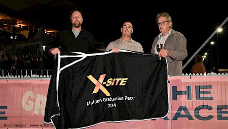Ray Green with the race trophy and sponsors X-site event management group. PHOTO: Megan Liefting/Race Images.