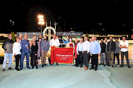 Northview Hustler’s big team of owners in the winners’ circle after his Spring Cup win. PHOTO: Race Images.