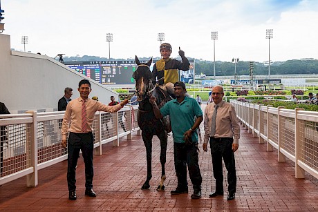 Trainer Bruce Marsh, right, with O’Reilly Bay after his latest win. PHOTO: SGRacingPhoto.