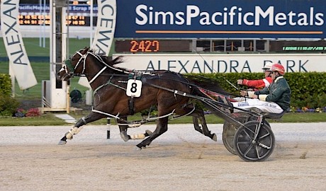 It’s close for Make Way in his last start win over Aha Reaction when he felt like he would win by lengths on the home turn. PHOTO: Race Images.