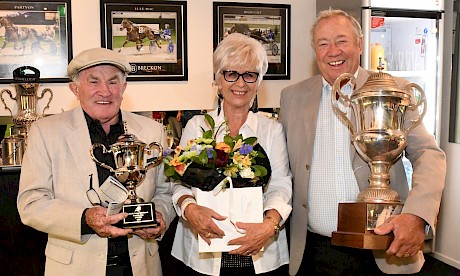 Franklin Cup sponsor John Street with Jim and Anne Gibbs, part-owners of Friday night’s winner Turn It Up. PHOTO: Race Images.