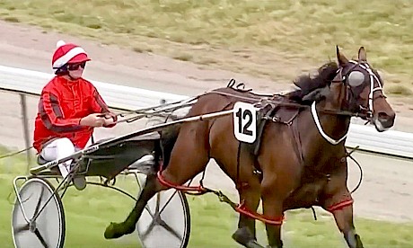 Lincoln Skipper hits the passing lane and really finds for trainer-driver Robbie Holmes.