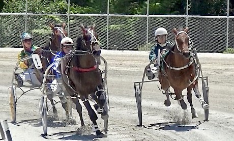 Little Beaudiene Blinkz improves round the outer to challenge at the 400.