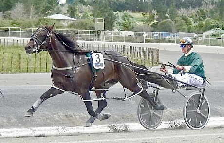 Line Up stretches out stylishly for Andrew Drake in the trail at Pukekohe today.