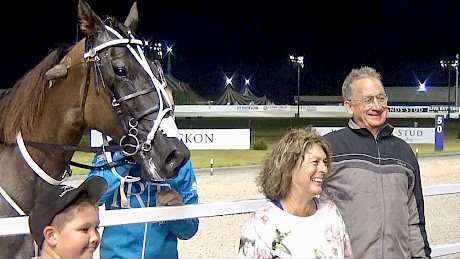 Trainer Ray Green, wife Debbie and eager young helper Matthew Hjalmarsson pose with Recco Lover in the winner’s circle tonight.