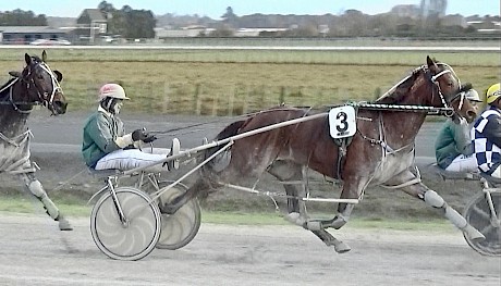 Copy That cruises along near the rear in today’s Pukekohe workout before unleashing a good late sprint.