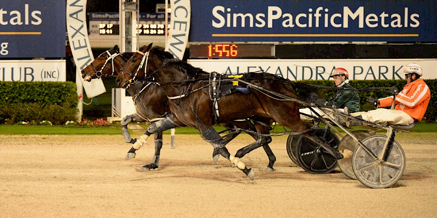 Tommy Lincoln (Zachary Butcher) staves off a flashing late run by Ferritt’s Sister at Auckland on Friday night. PHOTO: Race Images.