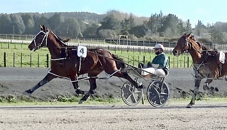 Hampton Banner strides out nicely during his all-the-way win for Zachary Butcher.