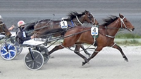 Lindi Lincoln stretches out nicely for Zachary Butcher in her all-the-way win at the Pukekohe workouts last Saturday.