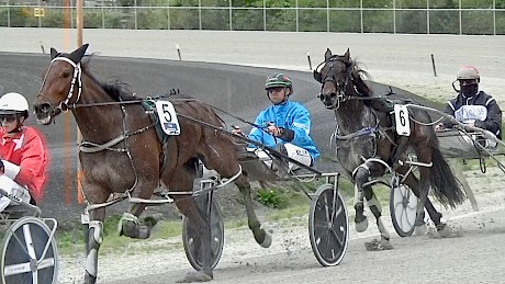 Tommy Lincoln (in blue) and Line Up trail the field early.