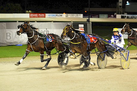 Double Or Nothing breaks through at Auckland last start, staving off Christianshavtime. PHOTO: Peter Rubery.