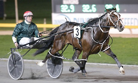 It’s an armchair drive for Zachary Butcher as Larry Lincoln romps home at Cambridge tonight. PHOTO: Trish Dunell.