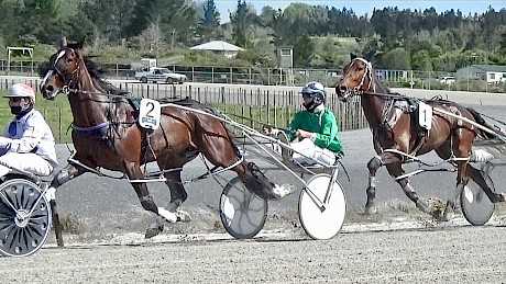 Double Or Nothing (Andrew Sharpe) and Tommy Lincoln (Andre Poutama) during the running of their heat today.