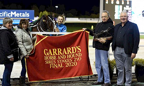 Trainer Ray Green holds the dress rug and Sires’ Stakes Final trophy, with Lincoln Farms’ business manager Ian Middleton at right. PHOTO: Megan Liefting/Race Images.