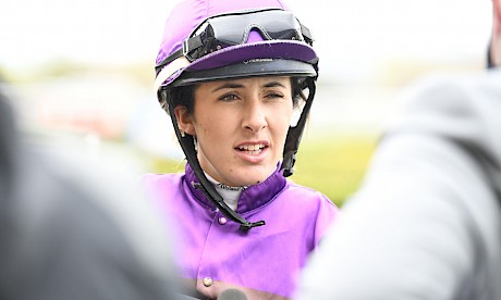 Hazel Schofer gives her post-race report to Lincoln Hills’ connections. PHOTO: Peter Rubery/Race Images.