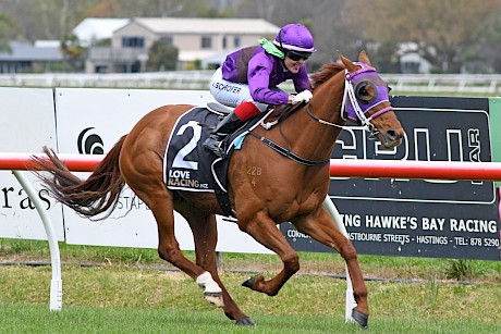 Lincoln Hills sprints fast up the fence late. PHOTO: Race Images.