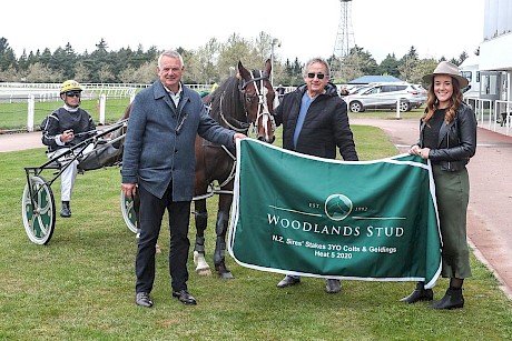 Andrew Grierson and Stacey White of Woodlands Stud present the winning rug to Ray Green. PHOTO: Ajay Berry/Race Images.