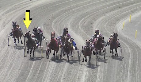 Bondi Shake, arrowed, swerves sideways as the two horses inside him cop interference from the leader and hook up.