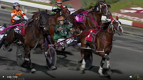 Hayden Barnes gives Larry Lincoln full bore as Feelingforarainbow lunges late.