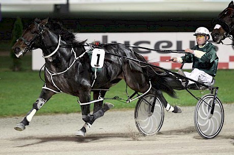Besotted scores a $42 upset for Lincoln Farms in winning the 2014 Taylor Mile.