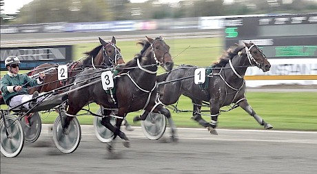 Arden’s Horizon, outer, takes the two-year-old heat with Sugar Apple (1) third.