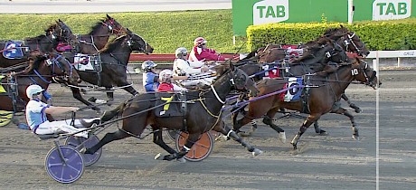 Bondi Shake (3) is snookered right in behind the leaders after being unable to get clear in the run home when full of running.