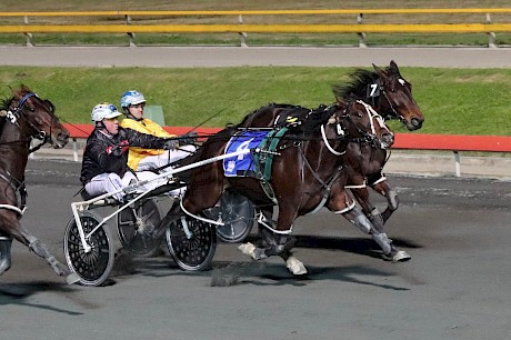 American Dealer, outer, scores a brave win in the Rising Sun Consolation. PHOTO: Dan Costello.