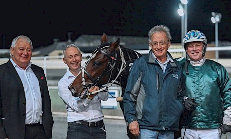 American Dealer with driver Anthony Butt, trainer Ray Green and Lincoln Farms’ Ian Middleton at left. PHOTO: Dan Costello.