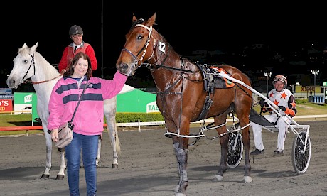 Mark Dux’s wife Donna welcomes Captain Nemo after his win on Friday night. PHOTO: Dan Costello.