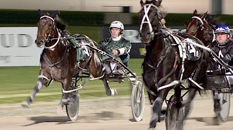 Colonel Lincoln (Andrew Drake) finishing stylishly up the markers behind winner Te Amo.