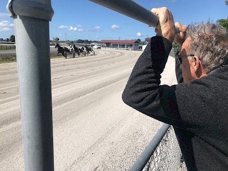 Ray Green gets up close for a look at Copy That, third in the running.