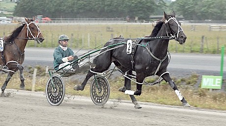 My Copy rolling along in the lead in last Friday’s Pukekohe workout.