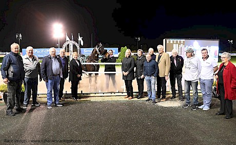 Lincoln Farms in the winner’s circle for the 1000th time … from left Ray Green, Ian Middleton, John Street, Phil Kelly and Lynne Street with Lincoln River. PHOTO: Megan Liefting/Race Images.