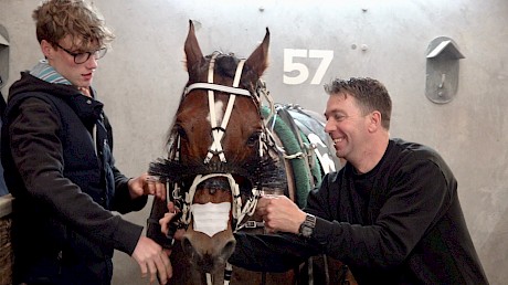 Andy Sharpe, right, and Ollie Gregory attend to Copy That after his Spring Cup run.