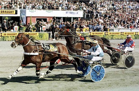 Christian Cullen beats Iraklis to win the 1998 New Zealand Trotting Cup.