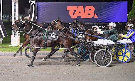 Johnny Lincoln, outer, flies but misses by the narrowest of margins. PHOTO: Megan Liefting/Race Images.