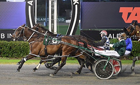 Tyson, outer, photo-finishes Princess Lisa and Big Herb at Auckland on Friday night. PHOTO: Megan Liefting/Race Images.