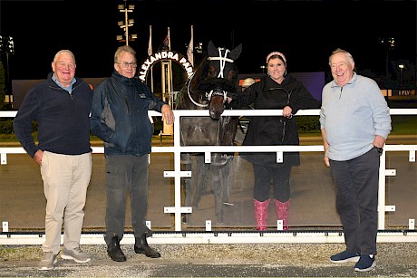 Pictured in the winner’s circle with Johnny Lincoln are, from left, Ian Middleton, Ray Green and John Street. PHOTO: Therese Davis/Race Images.