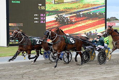 Tyson, outer ranges alongside Debbie Lincoln near the finish to give Lincoln Farms the quinella. PHOTO: Therese Davis.