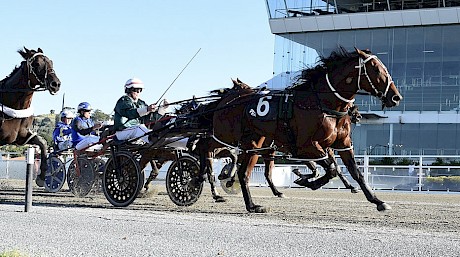 Johnny Lincoln all-the-way in a cake walk. PHOTO: Megan Liefting/Race Images.
