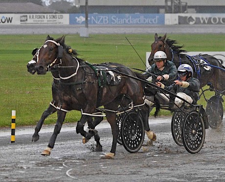 Gutsy mare Spiritual Bliss beats Debbie Lincoln on New Year’s Eve. PHOTO: Megan Liefting/Race Images.