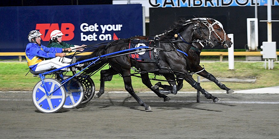 Lincoln Wave, inner, noses out Cyclone Rebel. PHOTO: Megan Liefting/Race Images.