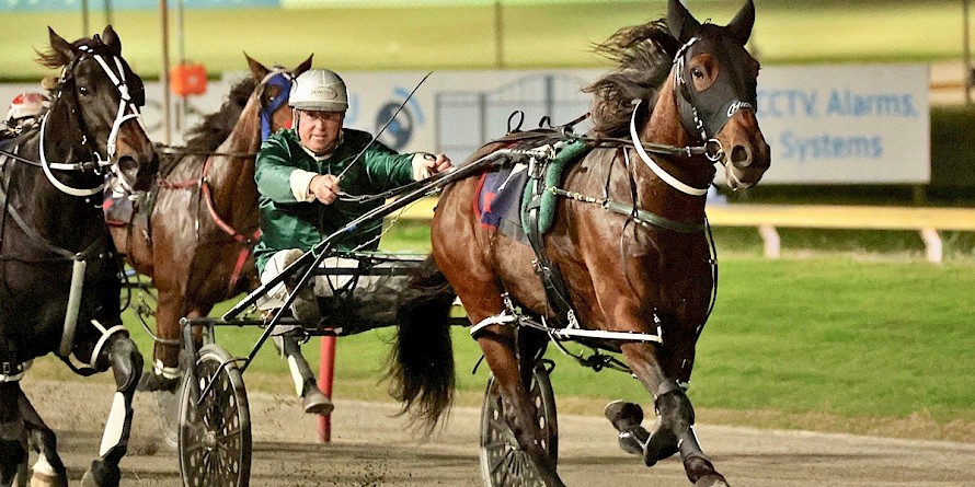 Fergie looks across at the looming favourite Twist And Tango but Lincoln Linda keeps finding. PHOTO: Kenton Wright/Race Images.